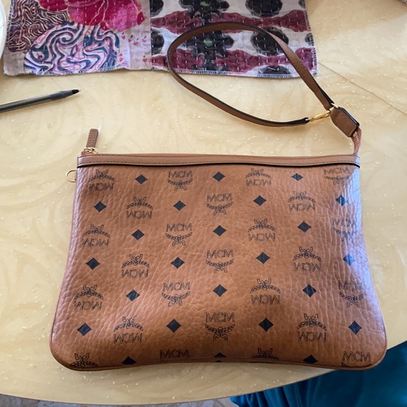 MCM Medium Liz Shopper Tote (W/POUCH AND DUSTBAG) - Picture 13 of 16